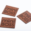 Štítek na oblečení "Mini boss", koženkový